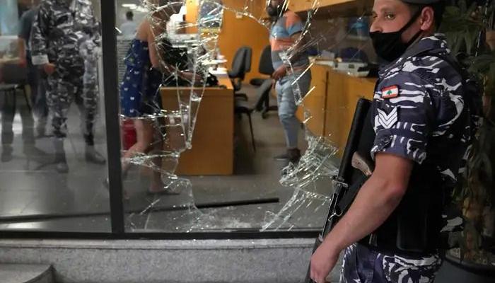 የቆጠቡትን ገንዘብ ማግኘት ያልቻሉ ሊባኖሳዊያን ባንኮችን በጦር መሳሪያ እያስፈራሩ&nbsp;ነው